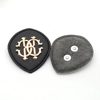 25pcs/lot en blanco/negro cuero de la PU de coser en las Insignias de la Moda de etiquetas con el logo de metal en las etiquetas de ropa de jeans/chaqueta PLB-001