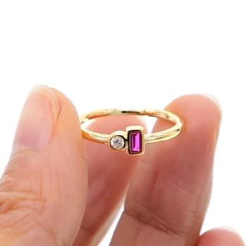Un nuevo y delicado danity mínimo de joyería de regalo de navidad banda fina de color dorado, 2pcs blanco púrpura de cristal anillo de piedra