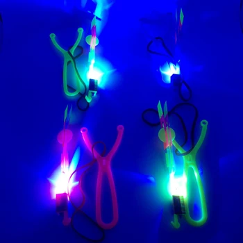 50PCS Mayorista al aire libre de la mosca de la Espada Juguetes LED Azul se ilumina Grande Pequeño Paracaídas Honda Divertido banda de goma del lanzador de regalo de navidad